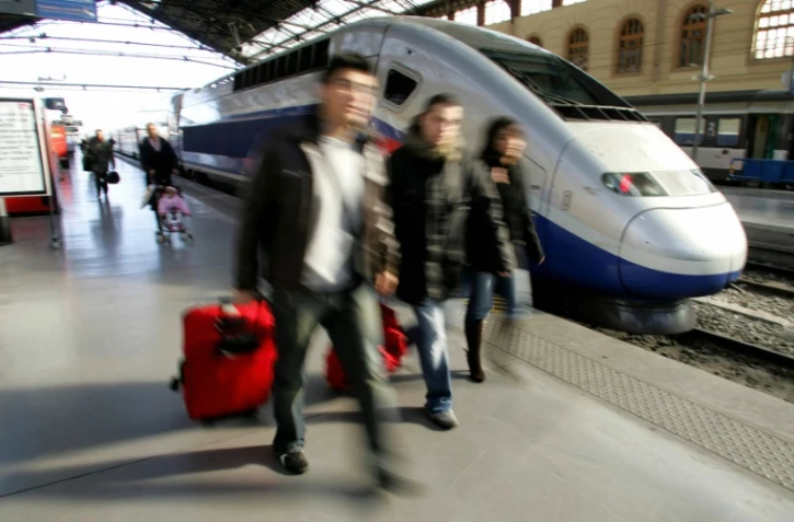 Des voyageurs à leur arrivée à la gare Saint-Charles à Marseille