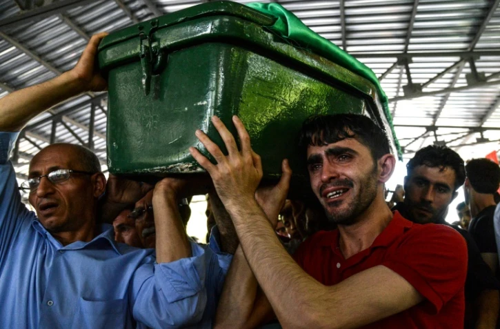 Désolation des proches, le 21 août 2016 qui enterrent l'un des leurs, tués lors d'un attentat perpétré au cours d'un mariage à   Gaziantep