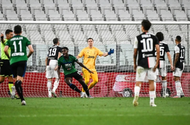 L'attaquant colombien Duvan Zapata (C) exulte après avoir ouvert le score pour l'Atalanta Bergame sur la pelouse de la Juventus Turin, le 11 juille 2020