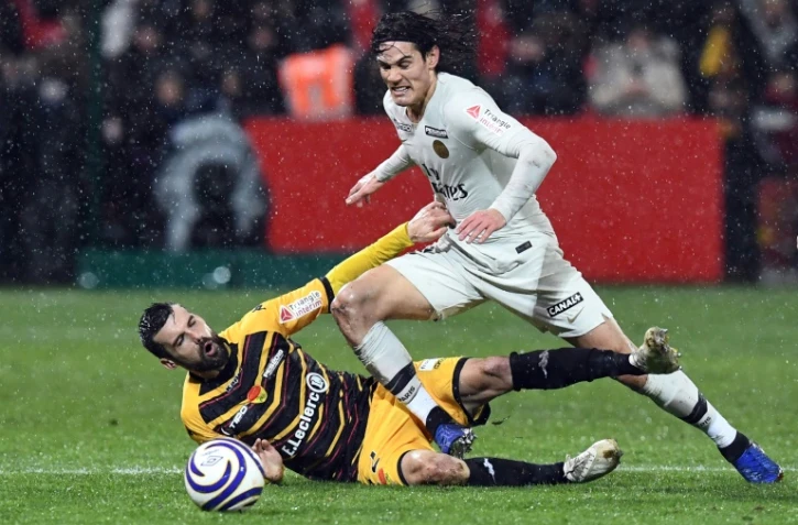 L'attaquant du PSG Edinson Cavani taclé par le défenseur d'Orléans Gauthier Pinaud en Coupe de la Ligue, le 18 décembre 2018 à Orléans