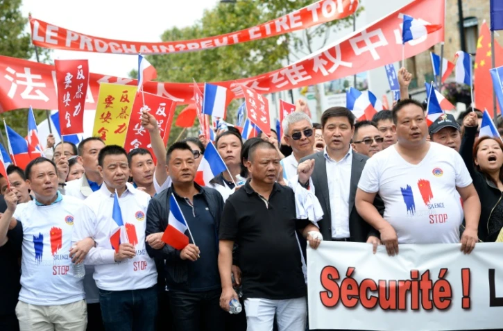 Des membres de la communauté chinoise défilent à Aubervilliers (Seine-Saint-Denis) pour réclamer des mesures de sécurité renforcées après l'agression mortelle de l'un des leurs, le 21 août 2016 à Paris