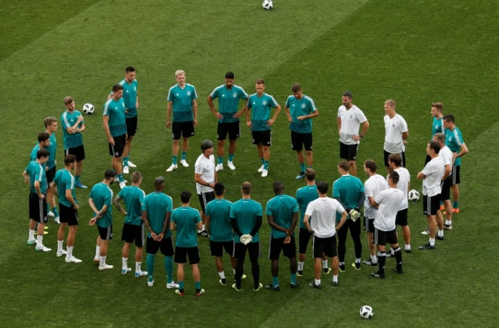 Les champions du monde allemands regroupés autour de Joachim Löw à Sotchi, le 22 juin 2018, en vue du match contre la Suède