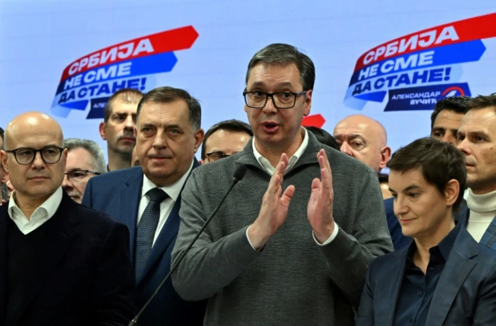 Le président serbe Aleksandar Vucic (c) après la victoire de son parti (SNS, droite nationaliste) aux élections législatives, le 17 décembre 2023 à Belgrade