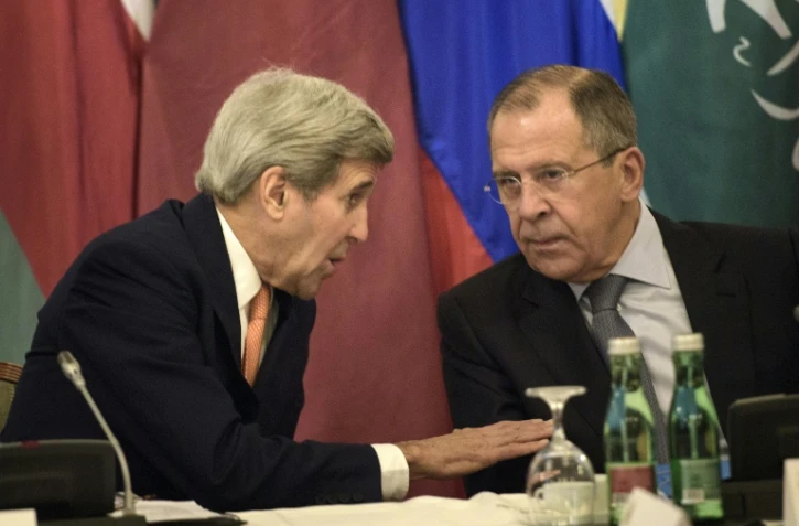 Le secrétaire d'Etat américain John Kerry et son homologue russe Sergei Lavrov, le 30 octobre 2015, à Vienne