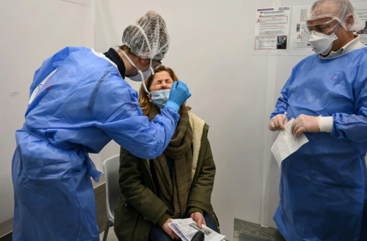 Test Covid d'une passagère entrant sur le territoire français, à l'aéroport de Roissy, à Paris, le 13 février 2021