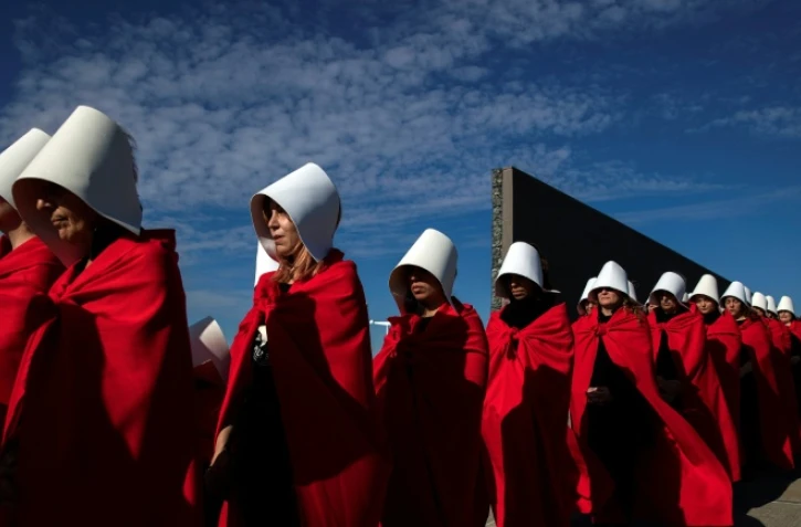 Des militantes pour la légalisation de l'avortement habillées en personnages de "La servante écarlate" de l'auteure canadienne Margaret Atwood, défilent dans le parc de la Mémoire, le 5 août 2018 à Buenos Aires, en Argentine