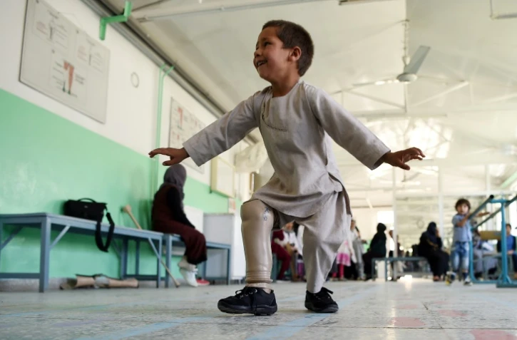 Ahmad Sayed Rahman, un jeune Afghan de 5 ans, danse dans les couloirs de l'hôpital du comité international de la Croix Rouge de Kaboul, le 7 mai 2019