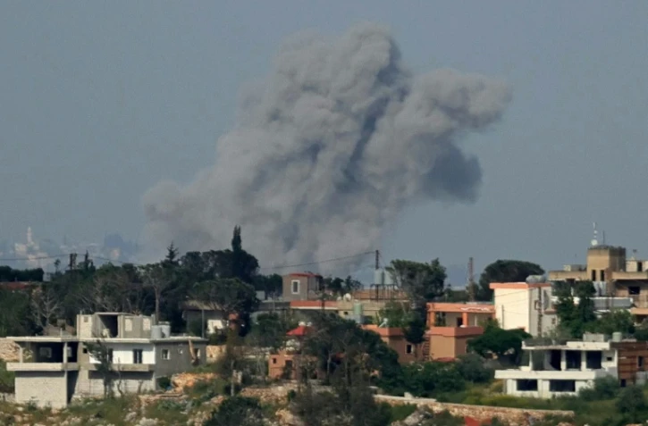Un épais nuage de fumée s'élève après une frappe aérienne israélienne dans le village de Zawtar al-Sharqiyah, dans le sud du Liban, le 3 mai 2026