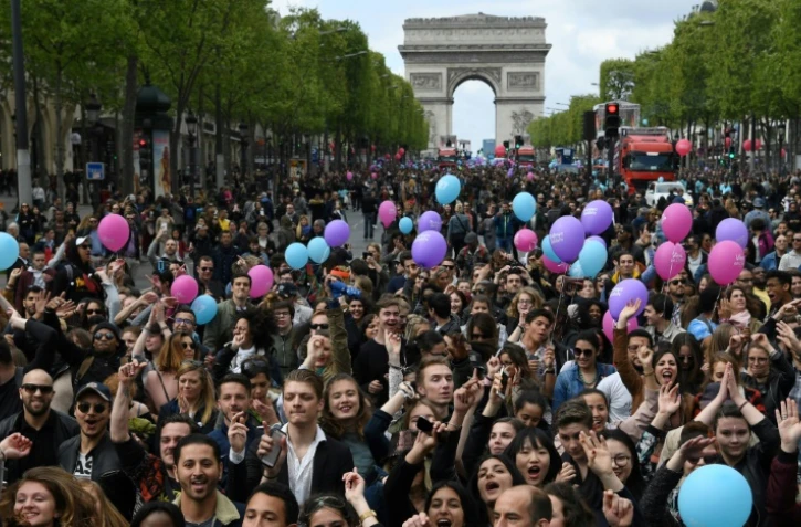 Massés sur les Champs Elysées, à Paris, des spectateurs assistent à un concert dans le cadre du "Printemps solidaire", le 16 avril 2017