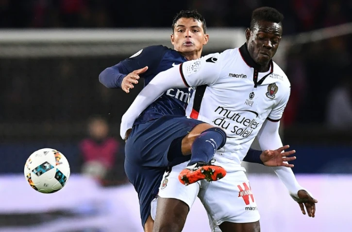 Le défenseur du PSG Thiago Silva (g) au marquage de l'attaquant de Nice Mario Balotelli au Parc des Princes, le 11 décembre 2016