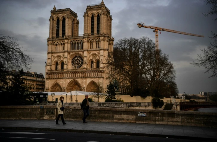 Le long d'un quai de Seine en face de Notre-Dame Ă Paris, le 17 mars 2020