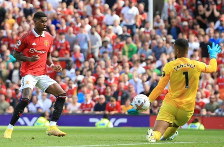 L'attaquant de Manchester United Marcus Rashford face au gardien de Brighton Robert Sanchez, lors de la première journée de Premier League, le 7 août 2022 à Old Trafford
