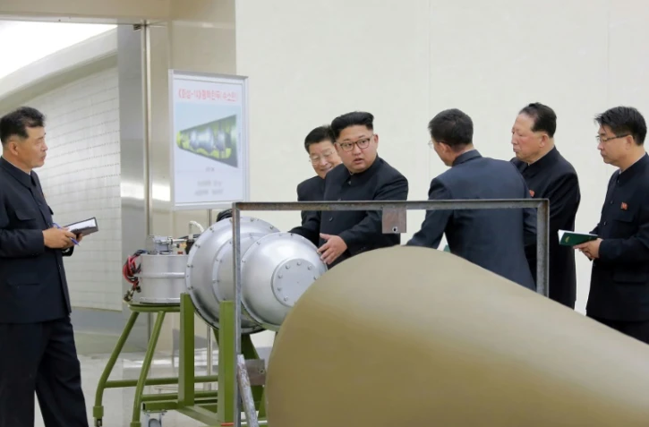 Le numéro un nord-coréen Kim Jong-Un (c) a inspecté une bombe à hydrogène qui peut être installée sur le nouveau missile balistique intercontinental