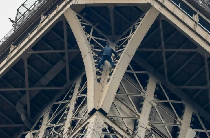 Un homme grimpe la tour Eiffel le 20 mai 2019 Ă Paris