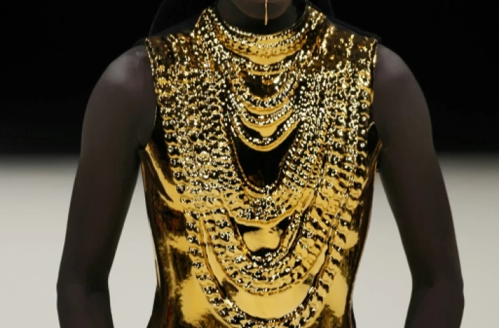 Le top model Mamuor Majeng présente une création pour le défilé de la collection Balmain Menswear Prêt-à-porter Automne-Hiver 2024/2025 dans le cadre de la Fashion Week de Paris, à la Grande halle de la Villette à Paris le 20 janvier 2024.