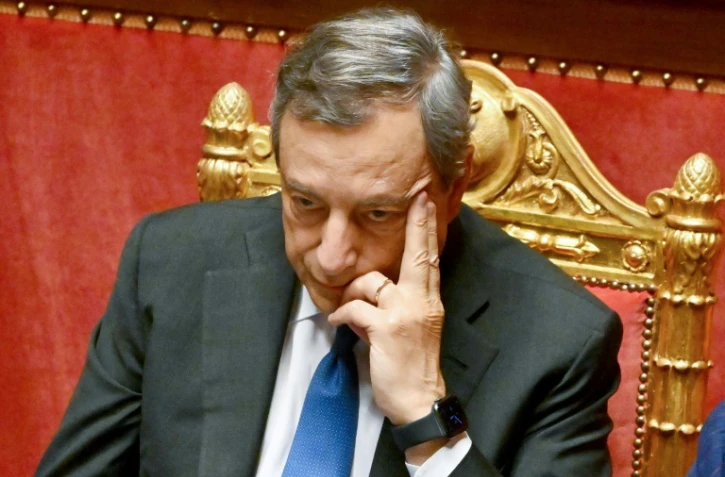 Mario Draghi suit les débats sur la crise gouvernementale au Sénat à Rome, le 20 juillet 2022  
