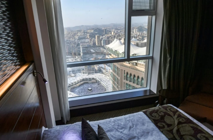 Cette image prise le 8 août 2019 montre la vue depuis une chambre de luxe d'un hôtel qui donne sur la Kaaba, monument sacré de l'islam, et la grande mosquée attenante, dans la ville sainte de La Mecque, en Arabie saoudite.