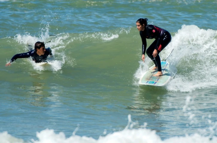 Meriem, une Marocaine de 29 ans, surfe sur la plage des Oudayas à Rabat, le 1er avril 2018