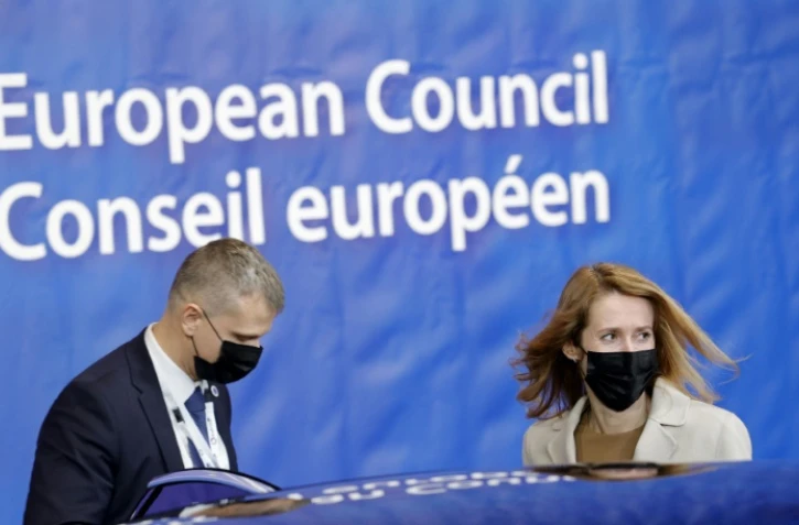 La Première ministre d'Estonie se prépare monter en voiture à l'issue d'un sommet de l'UE avec des pays de l'Est le 15 décembre à Bruxelles