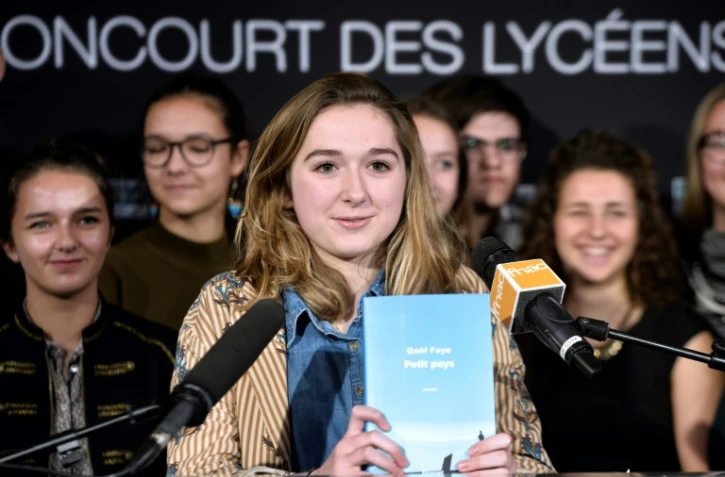 La présidente du Prix Goncourt des Lycéens Margaux Comte présente le roman primé en 2016 "Petit pays" de Gaël Faye à Rennes, le 17 novembre 2016