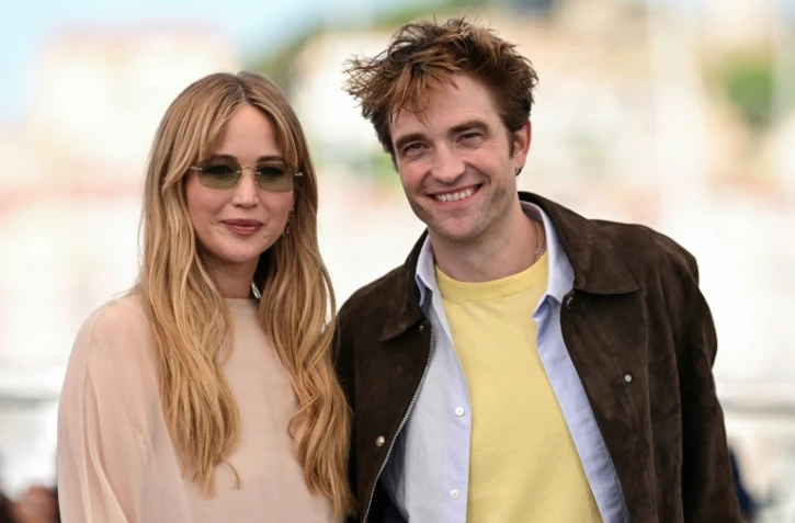 Les acteurs Jennifer Lawrence et Robert Pattinson à Cannes le 18 mai 2025