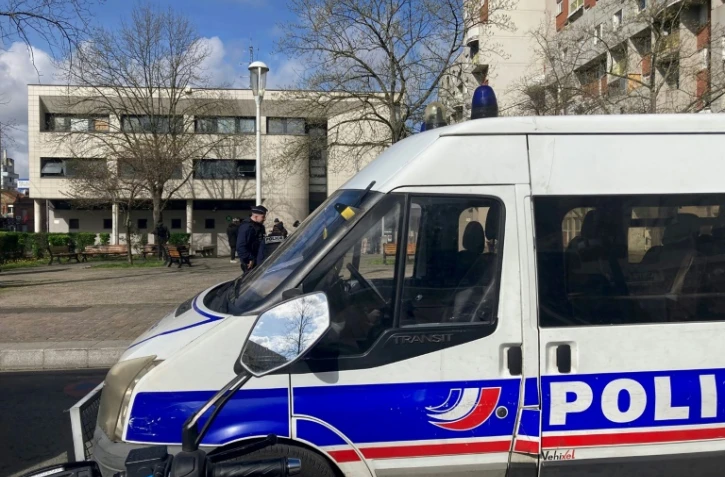 Un véhicule de police devant le commissariat de La Courneuve, au lendemain de son attaque aux mortiers d'artifice et cocktails molotov, le 18 mars 2024 en Seine-Saint-Denis