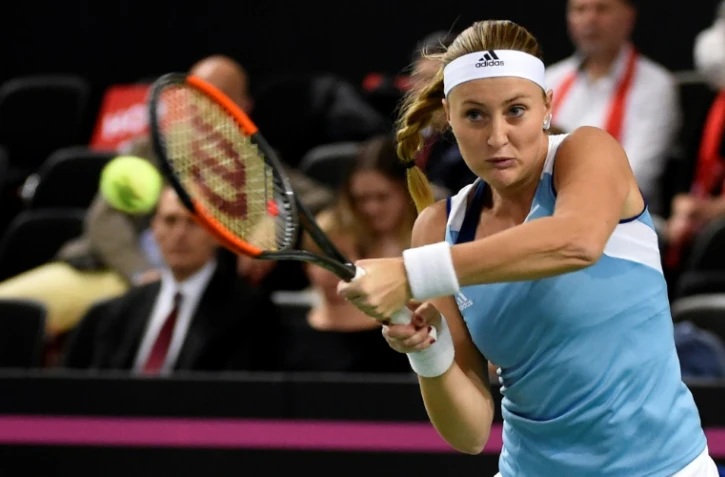 La Française Kristina Mladenovic face à la Suisse Belinda Bencic en Fed Cup, le 11 février 2017 à Genève
