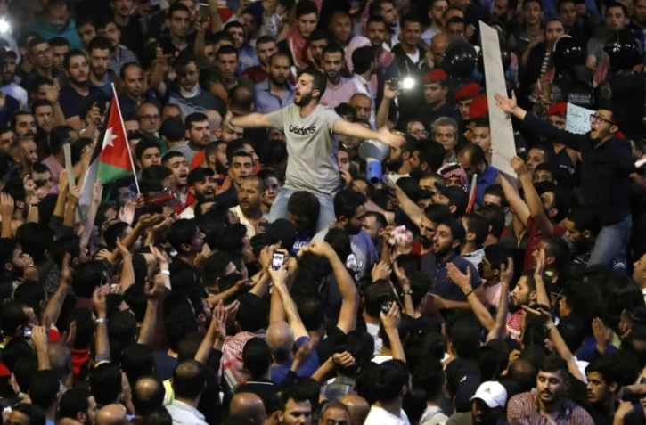 Des Jordaniens manifestent à Amman près du bureau du Premier ministre contre un projet de loi fiscale le 6 juin 2018 