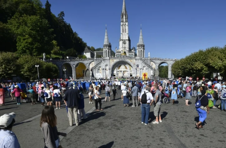 Des fidèles catholiques se rassemblent au sanctuaire de Notre-Dame de Lourdes (sud-ouest), à Lourdes le 13 août 2016