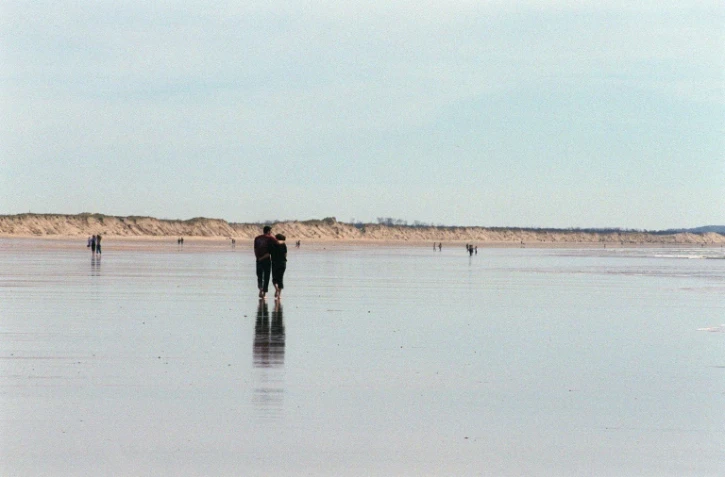 Des promeneurs sur une plage de l'île d'Oléron