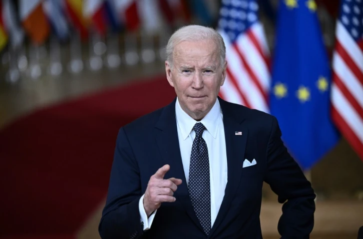 Le président américain Joe Biden s'adresse aux journalistes à son arrivée au sommet de l'Union européenne à Bruxelles, le 24 mars 2022