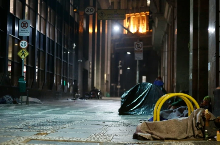 Des Sans domicile fixe passent la nuit dans une rue du centre de Sao Paulo, au Brésil, le 26 juin 2016