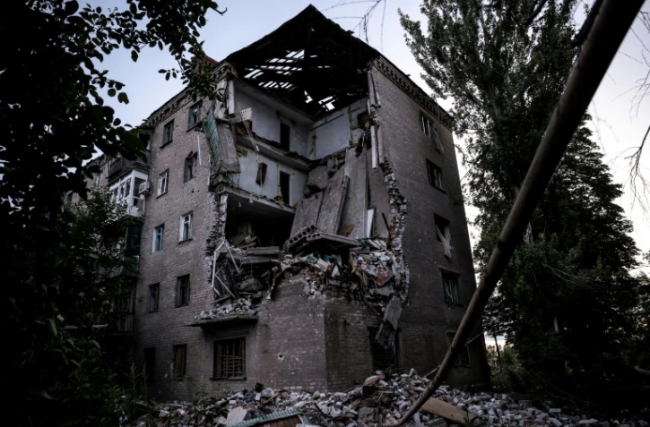 Un bâtiment endommagé à Tchassiv Iar, dans la région de Donetsk, le 24 juin 2024 en Ukraine