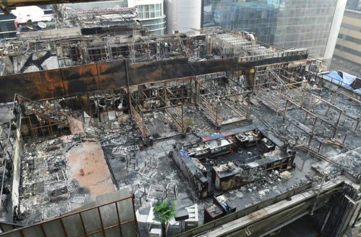 Vue du bâtiment du restaurant de Bombay ravagé par un incendie qui a fait au moins 14 morts dans la nuit de jeudi à vendredi
