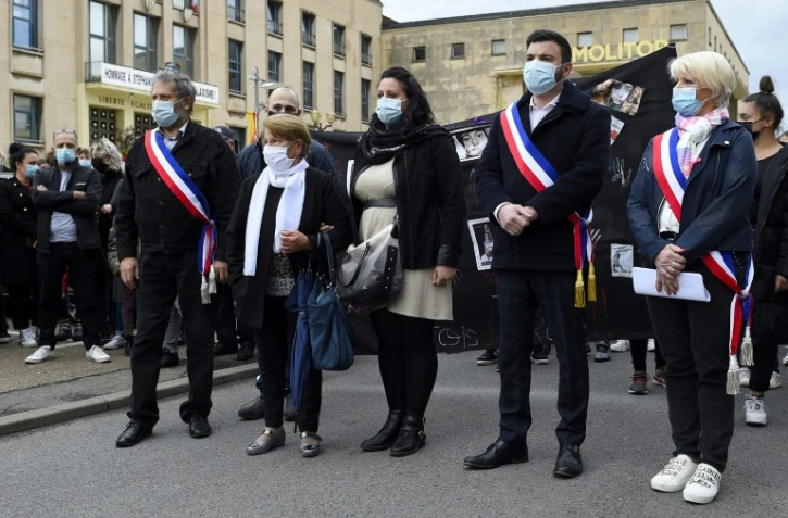 Plusieurs centaines de personnes participent à une marche blanche à Hayange en Moselle, le 26 mai 2021