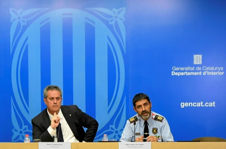 Le chargé de l'Intérieur du gouvernement régional catalan, Joaquim Forn (g) et le chef de la police régionale, Josep Lluis Trapero, lors d'une conférence de presse, le 31 août 2017 à Barcelone