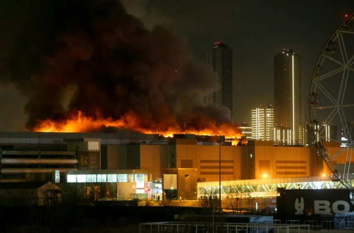 La salle de concert Crocus City Hall en flammes après une fusillade, le 22 mars 2024 à Krasnogorsk, dans la banlieue de Moscou