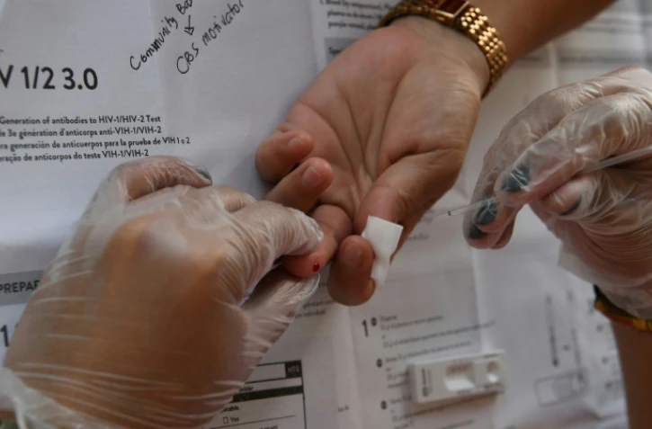 Un test de dépistage à Manille, le 2 décembre 2023 