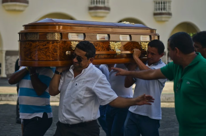 Les proches d'une victime d'une victime du tremblement portent son cercueil le 17 avril 2016 Ă Manta en Equateur