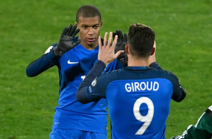 Olivier Giroud croise Kylian Mbappé lors du remplacement du jeune prodige français contre la Bulgarie, le 7 octobre 2017 à Sofia 