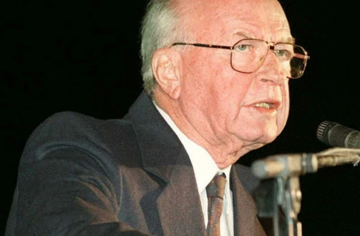 Le Premier ministre israélien Yitzhak Rabin lors de son discours à Tel Aviv le 4 novembre 1995 peu avant son assassinat