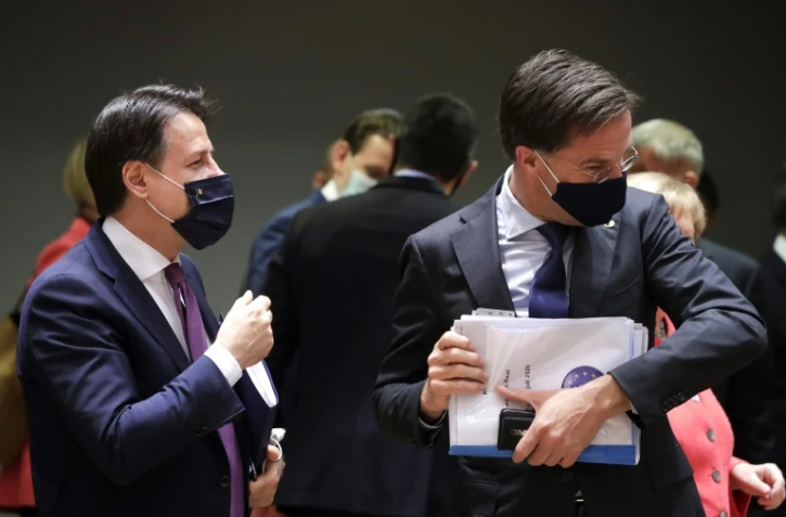 Les Premiers ministres italien Giuseppe Conte (g) et néerlandais Mark Rutte avant le sommet de l'UE à Bruxelles, le 17 juillet 2020