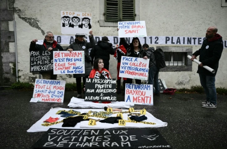 Des membres de l'association Mouv'Enfants manifestent contre des abus présumés devant le collège et lycée catholique à Lestelle-Bétharram, dans les Pyrénées-Atlantique, le 12 février 2025