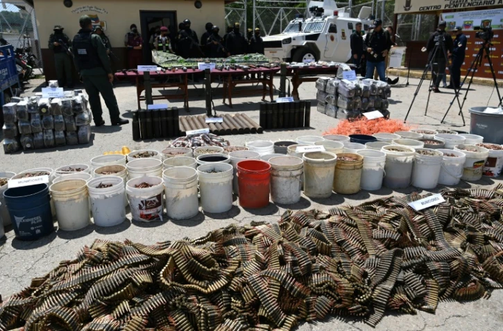 Les autorités vénézuéliennes ont exposé le 21 septembre ce qu'elle avaient saisi dans la prison de Tocoron, devenue le quartier général du gang Tren de Aragua