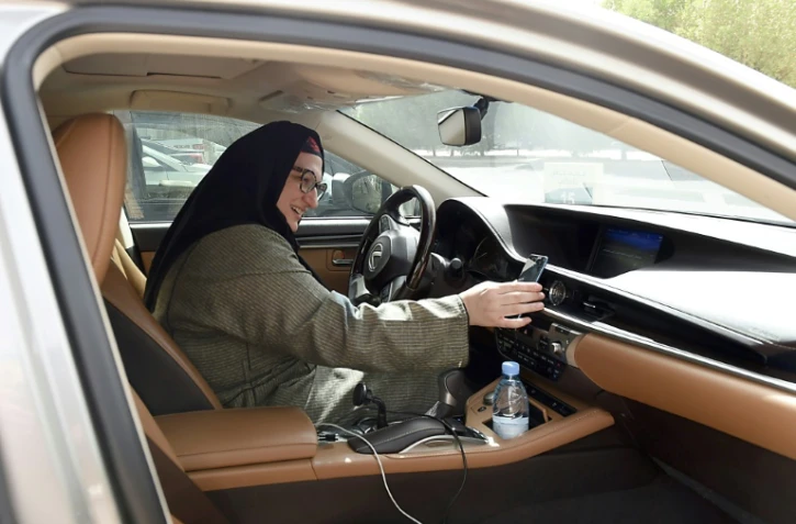 Rim Farahat, une Saoudienne, prend le volant pour la première fois, en tant que conductrice pour une compagnie de VTC, le 24 juin 2018 à Ryad