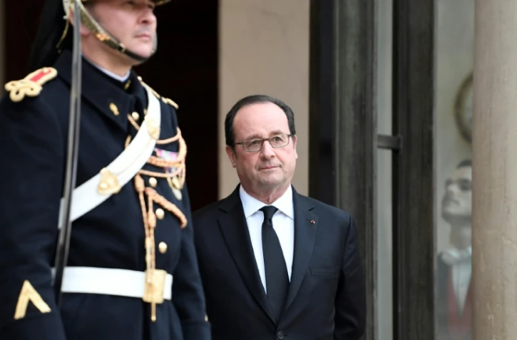 Le président François Hollande sur le perron de l'Elysée le 21 février 2017 à Paris