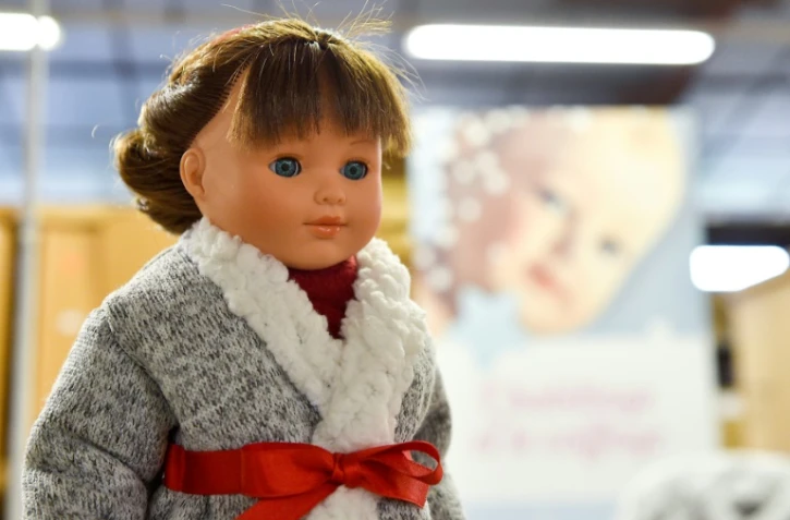 Une poupée Petitcollin dans l'atelier de fabrication, le 29 novembre 2019 à Etain, dans la Meuse