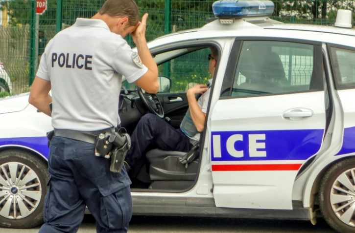 Un homme armé qui tentait d'attaquer vendredi matin une agence de la BNP près de l'Arc de Triomphe à Paris a été blessé par balle
