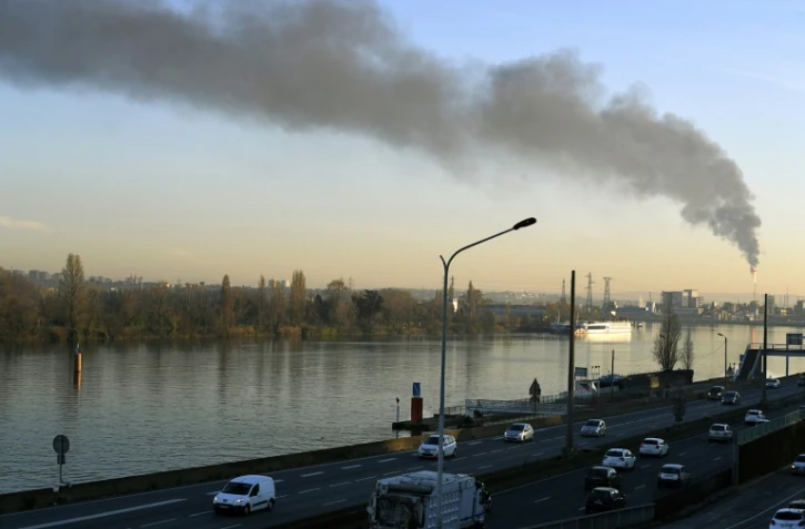 De la fumée s'échappe d'une raffinerie de pétrole à Lyon le 8 décmebre 2016