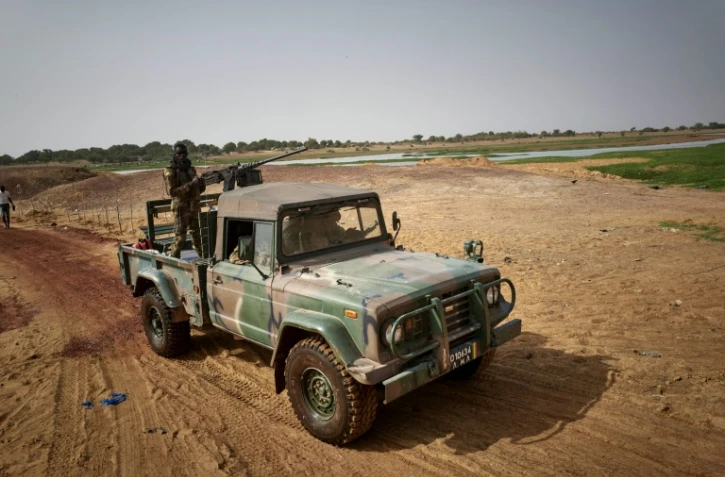 Un pick-up de l'armée malienne patrouille dans le centre du Mali, le 28 février 2020